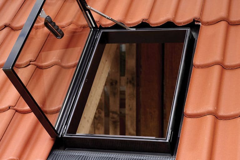 Prix pose d'un Velux Coût moyen & Tarif pose Guide Septembre 2024