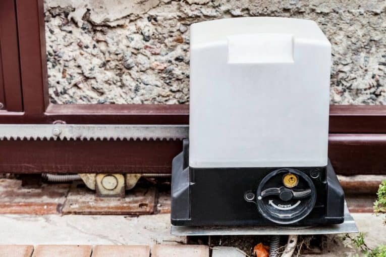 L’installation d’un moteur pour portail coulissant ou ouvrant à la