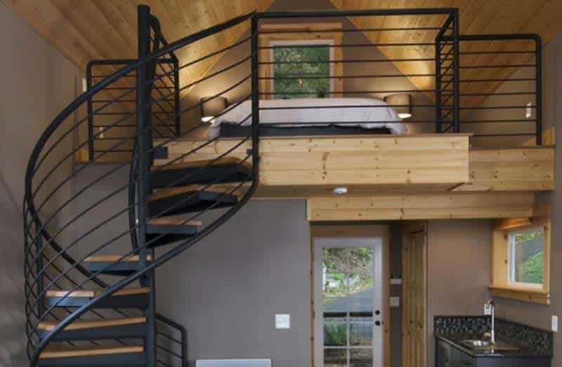 Choisir un escalier hélicoïdal pour sa mezzanine