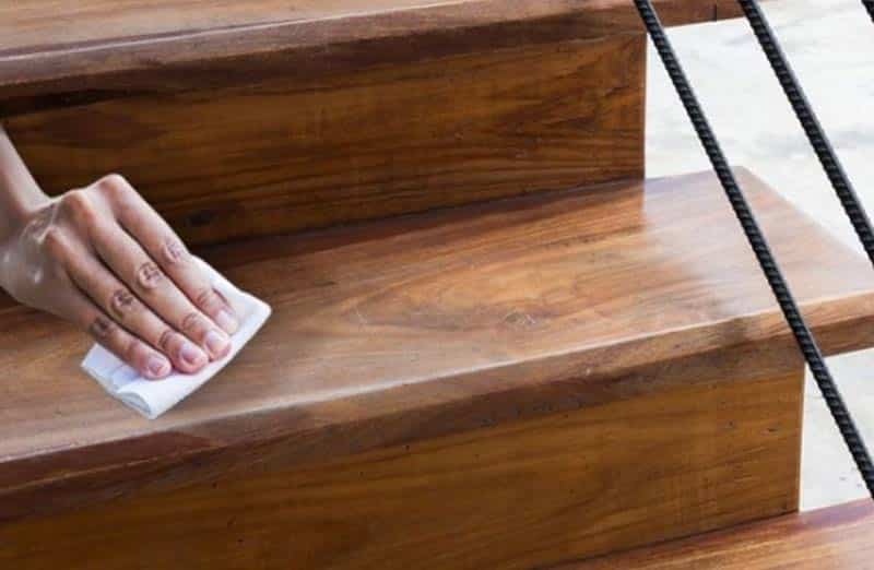 Idée 3 - Vernis et huiles pour une rénovation naturelle d'un escalier bois