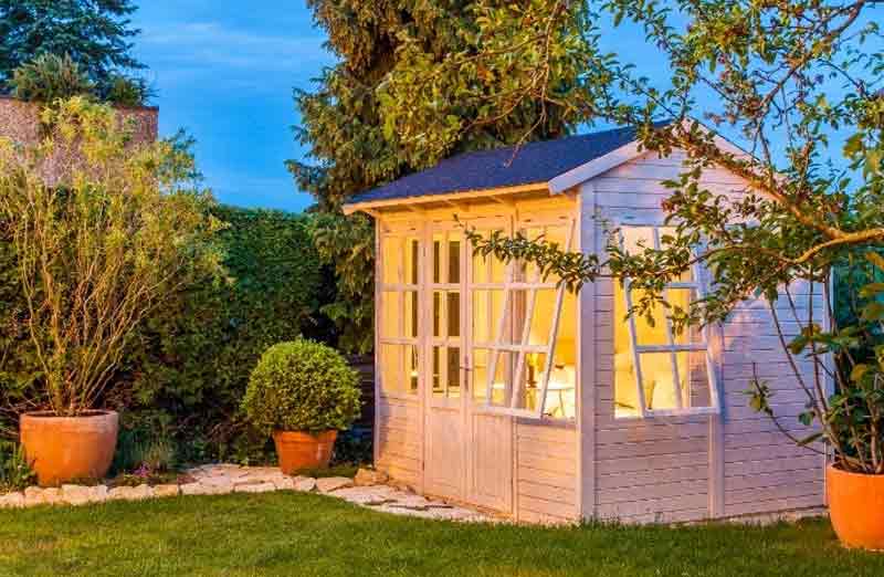 Un abri de jardin pourvu de toutes les commodités