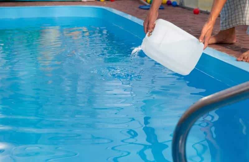 Utiliser un produit désinfectant pour piscine