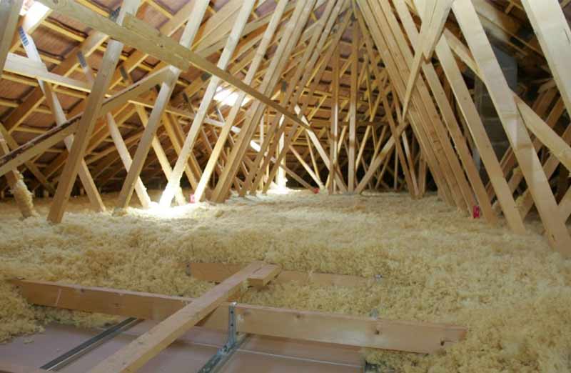 Isolation de la toiture d'une maison en pierre