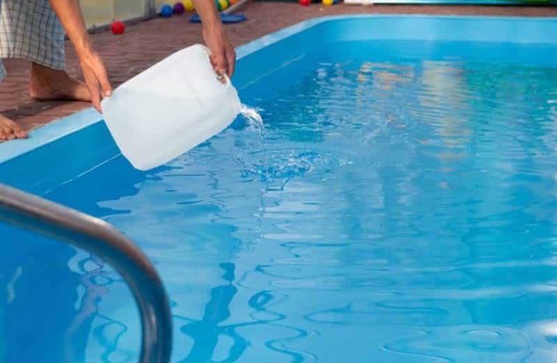 Quels traitements pour désinfecter sa piscine ?