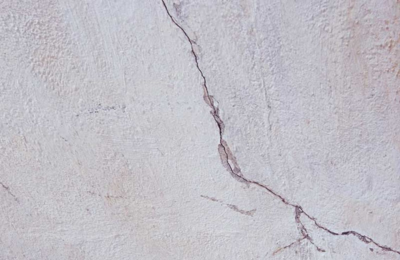 Comment réparer une fissure au plafond ? Conseils & avis