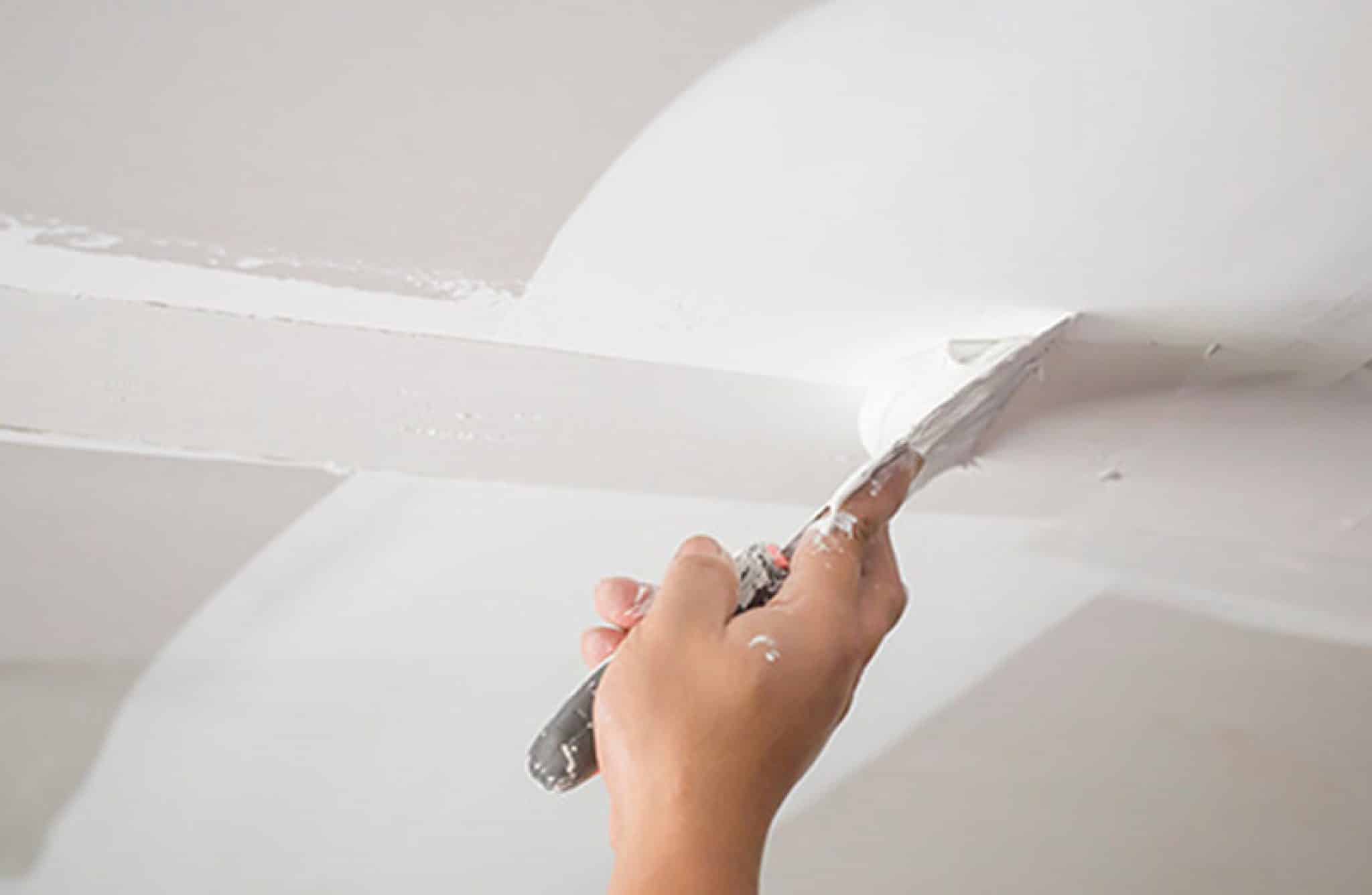 Comment réparer une fissure au plafond ? Conseils & avis