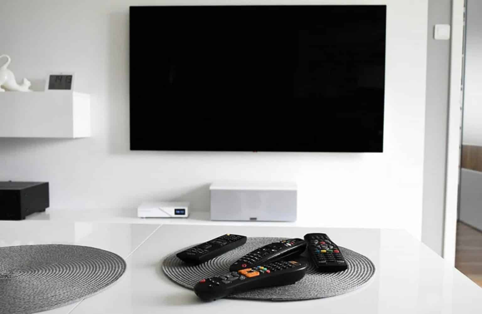 À quelle hauteur fixer une TV ? Conseils et avis