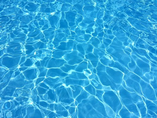 piscine coque eau transparente