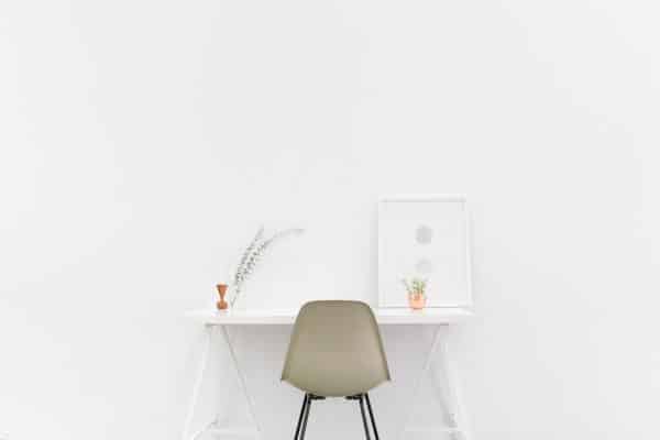 Une chaise et un bureau blanc