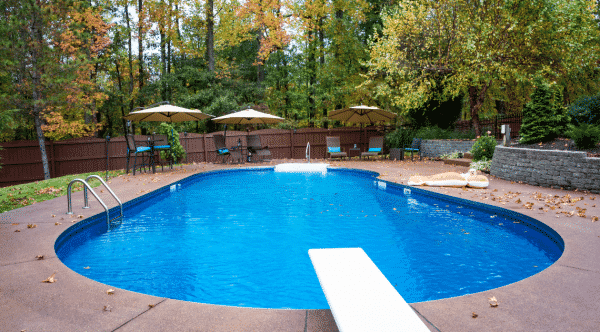 piscine de jardin et plongeoir