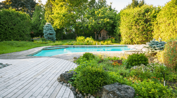 piscine dans un jardin