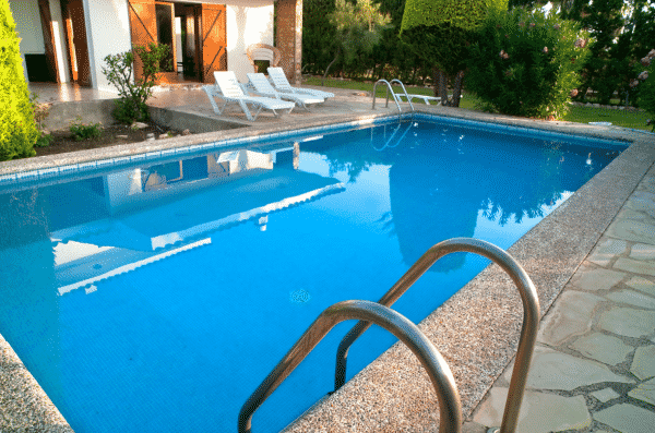 piscine et terrasse de jardin