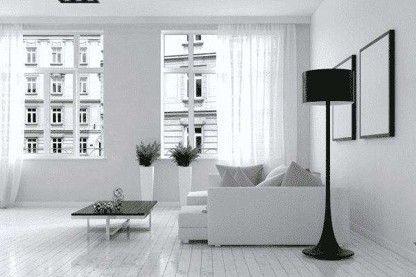 salon avec canapé lampadaire et table basse