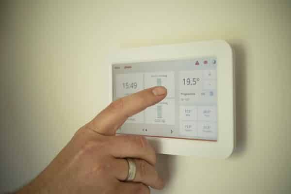 main reglant un thermostat