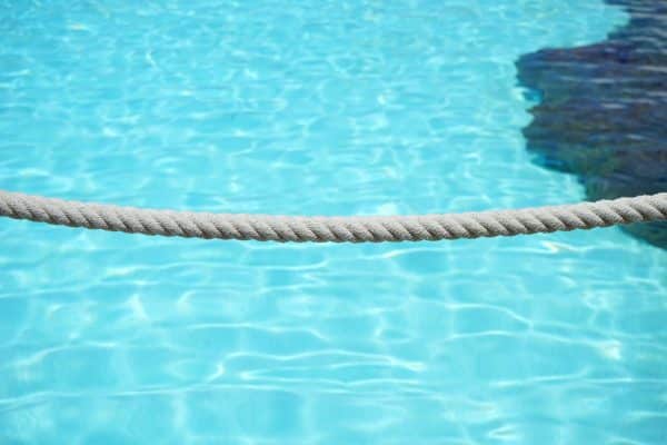 une corde devant une piscine