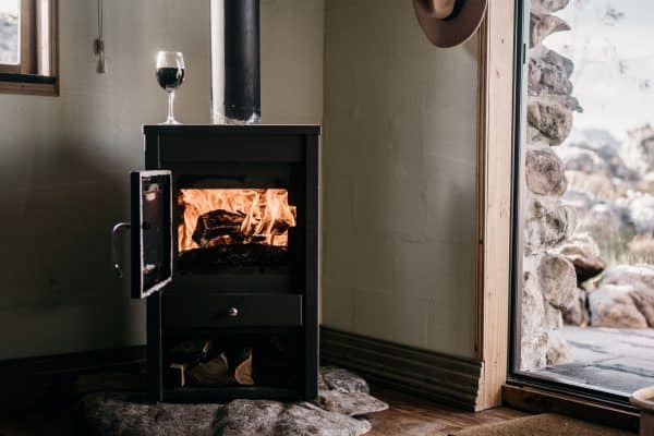 poêle à bois rustique intérieur cosy