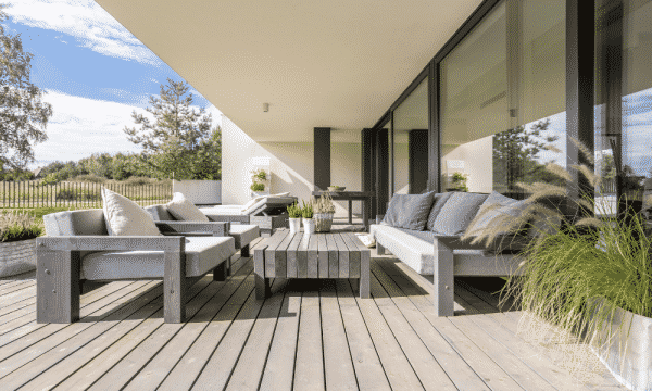 terrasse en bois avec salon de jardin