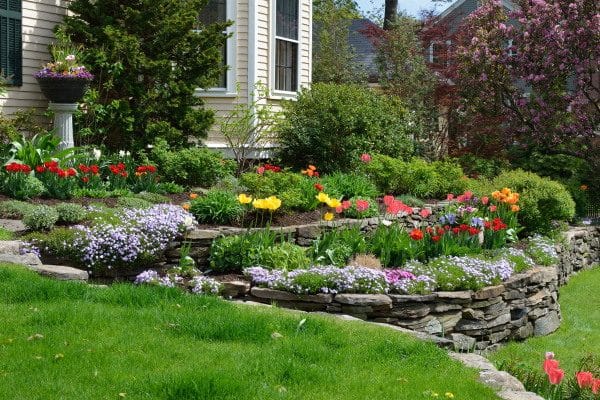 enrochement de jardin fleurs