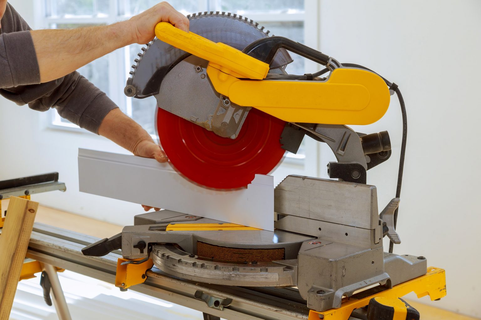GUIDE PARALLELE POUR SCIES A ONGLETS ET SCIES A TABLE - TOOLCENTER