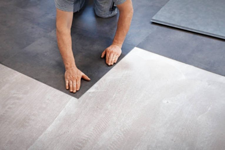 Poser du lino sur du carrelage : comment procéder