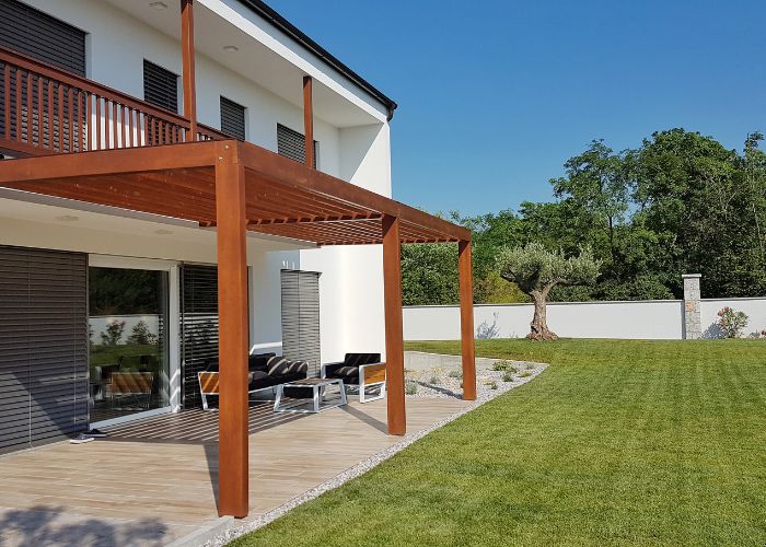 une maison passive avec pergola orientée plein sud