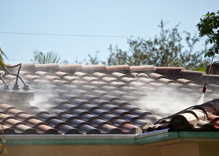 Utiliser un pulvérisateur électrique pour entretenir la toiture