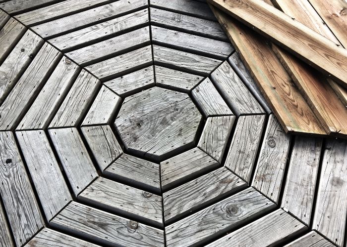 voici un plancher octogonal en bois