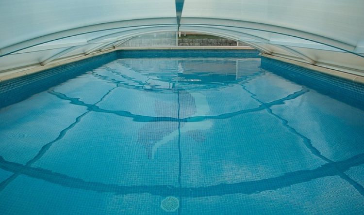 Les avantages et les inconvénients de l'abri de piscine en plexiglas