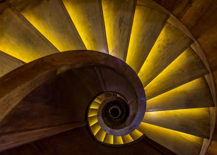 escalier colimacon éclairé