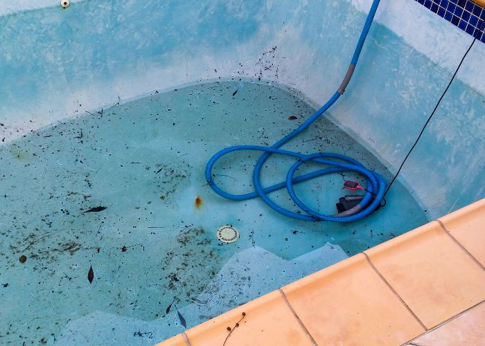 piscine en cour de vidage bonde de fond