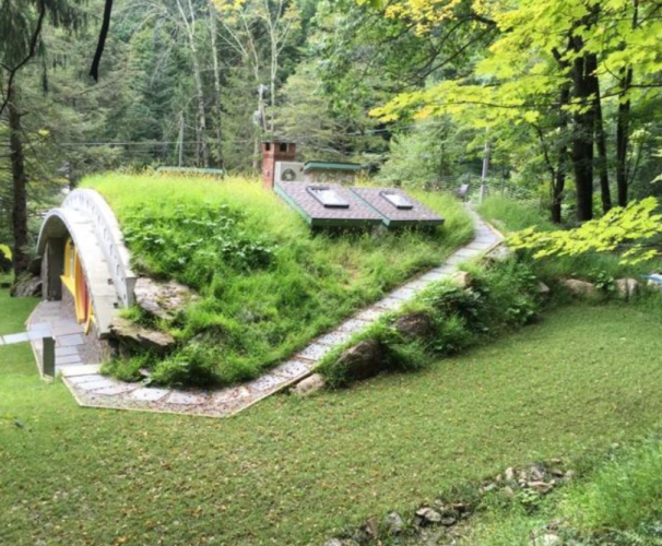 maison sous terre dans la foret