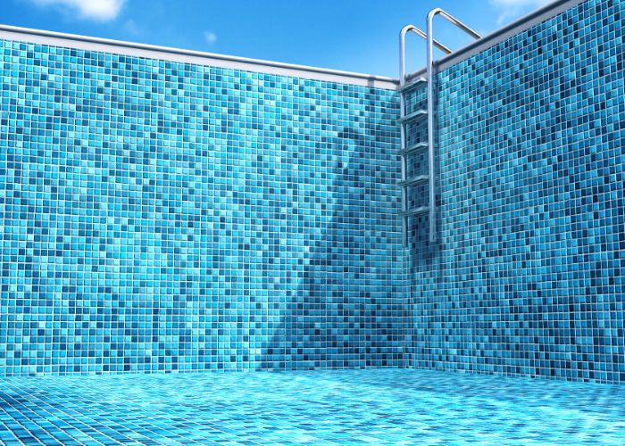 une piscine carrellée vidée de son eau