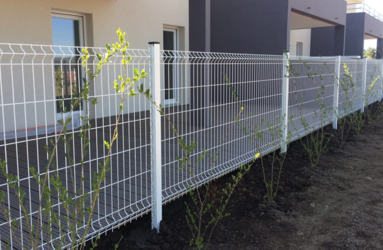 Grillage blanc rigide : pour clôturer son jardin avec esthétisme et ...