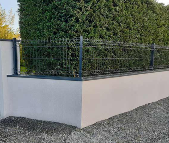 Cloture rigide sur muret quels sont ses avantages