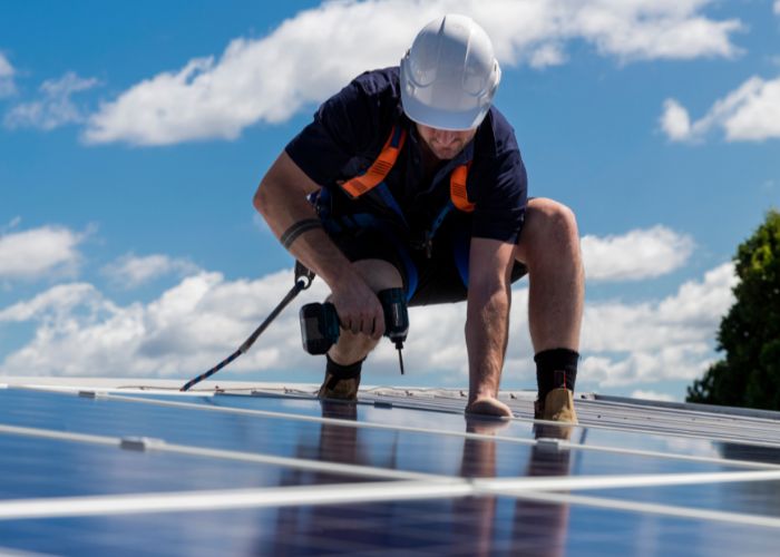 se former aux metiers de pose des panneaux photovoltaiques