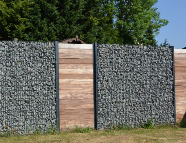 cloture faite en composite et gabions