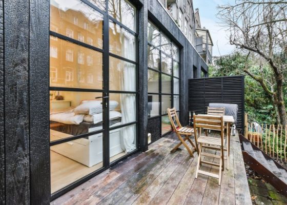 véranda fermée avec salon de jardin en bois