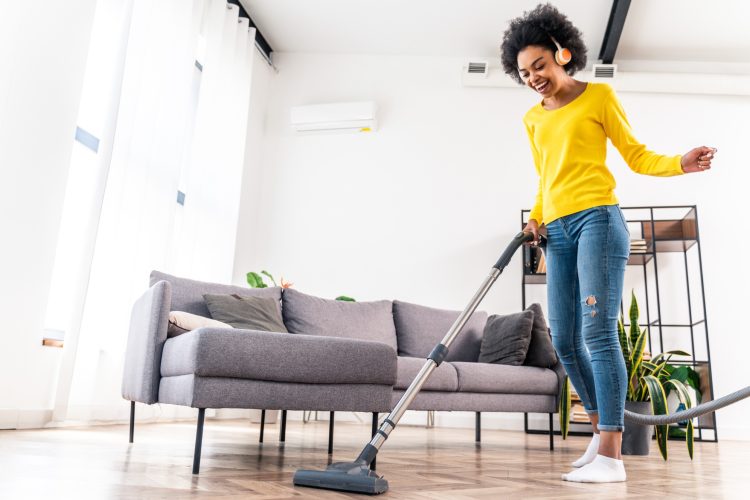 femme passant l'aspirateur