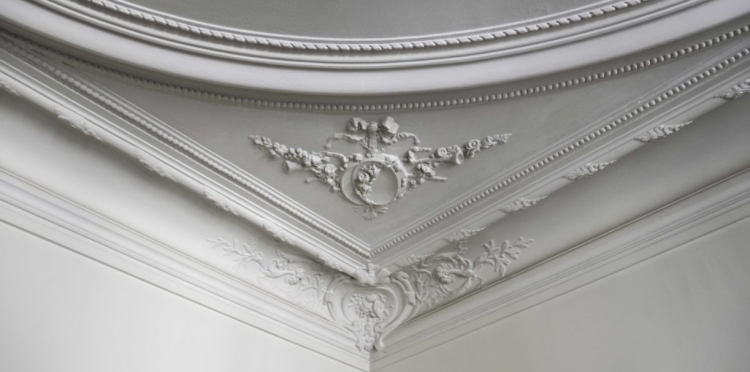 belle moulure au plafond