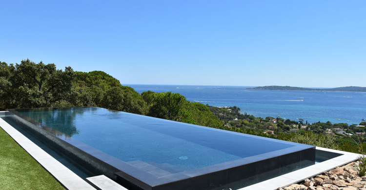 piscine miroir bord de la mer