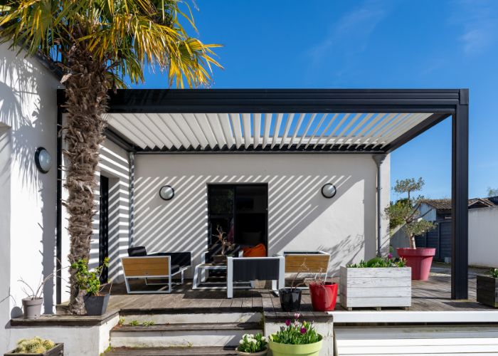 pergola bioclimatique sur maison contemporaine blanche