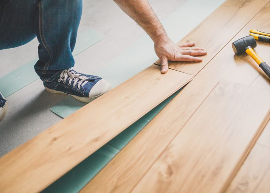 pose d'un parquet flottant à clipser