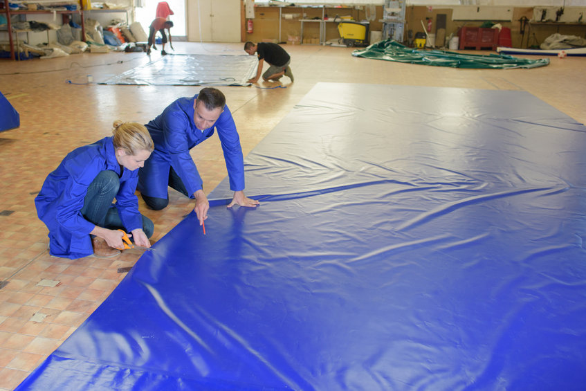 bache bleue avec femme et homme