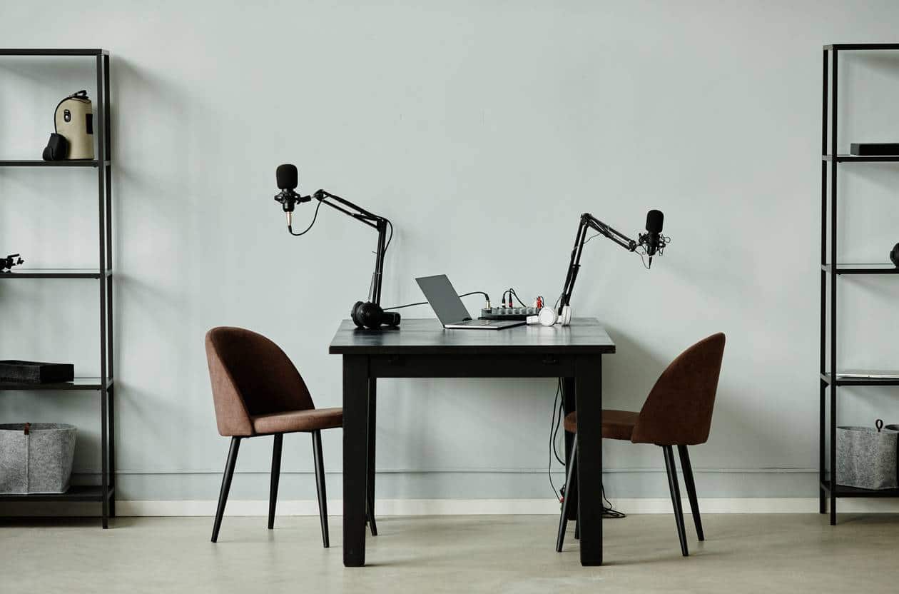 Table escamotable murale avec chaises compactes pour petit espace