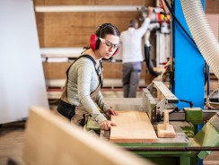 Pourquoi choisir la découpe de bois sur mesure pour vos projets ?