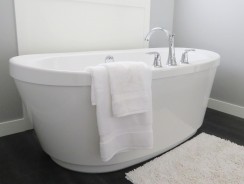 Équipement design pour salle de bain : comment choisir sa baignoire îlot ?