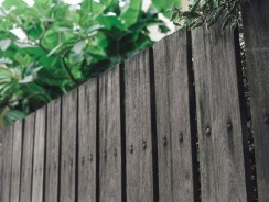 Clôture rigide en bois : la solution robuste et esthétique pour votre jardin