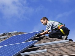 Devenir poseur de panneaux photovoltaïques : les étapes à suivre
