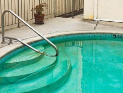 Les solutions pratiques pour rattraper une piscine verte