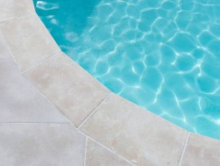 Quel revêtement de sol pour le pourtour de votre piscine naturelle ?